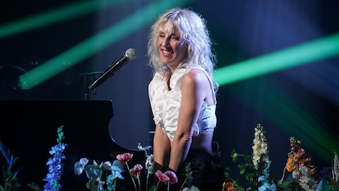 Ingrid St-Pierre sur le plateau de Bonsoir bonsoir!.
