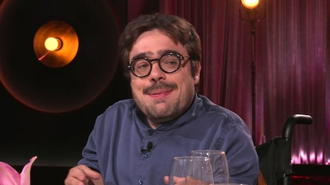Kéven Breton regarde quelqu'un.