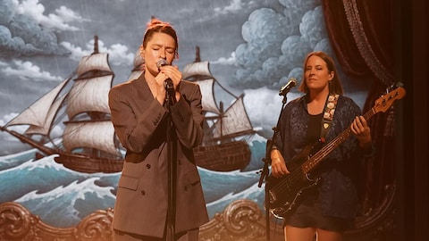La production est encore jeune / Karine Dufour Lou-Adriane Cassidy chante sur à Bonsoir bonsoir. Elle est entourée de trois autres personnes.