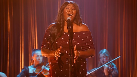 La production est encore jeune / Karine Dufour Mélissa Bédard est devant un micro et chante.