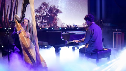 Lara Somogyi joue de la harpe et Jean-Michel Blais, du piano, sur le plateau de Bonsoir bonsoir.