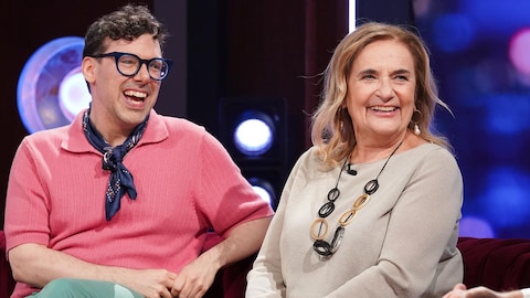 Simon Boulerice et Nathalie Petrowski regardent l'animateur.