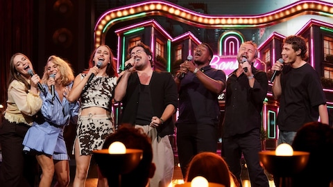 La production est encore jeune / Karine Dufour Les vedettes chantent une chanson sur le plateau de Bonsoir bonsoir.