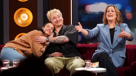 Marie-Lyne Joncas fait un câlin à Thierry-Tri du Boisclair sur le plateau de Bonsoir bonsoir.