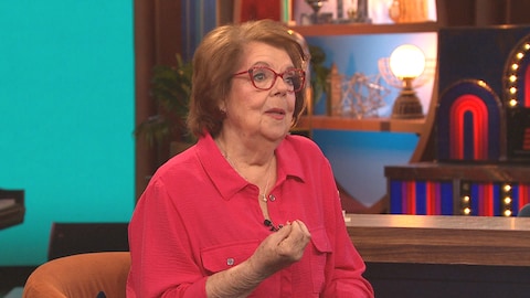 Carmen Sylvestre parle avec Sébastien Diaz.