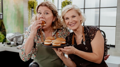 Marina Orsini et Caroline Dumas posent avec des pâtisseries.