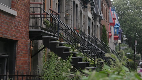 Des appartements avec escaliers extérieurs.
