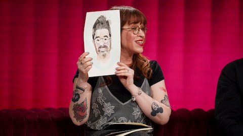 Karine Dufour/La production est encore jeune Catherine Ethier tient une aquarelle représentant Jean-Sébastien Girard, en entrevue à l'émission Bonsoir bonsoir.