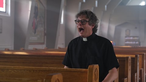 Mario, le curé (Patrick Drolet) hurle dans l'église.
