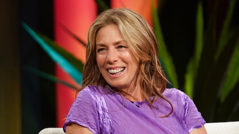 L'actrice sourit.