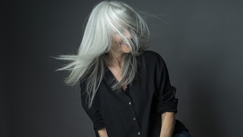 Une femmes aux cheveux gris.