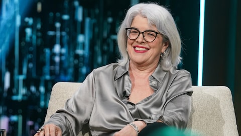 Chrystine Brouillet souriant à Bonsoir bonsoir!