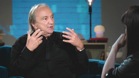 Claude Dubois parle en agitant les mains.