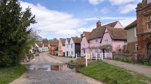 La rue d'un village de campagne anglaise.