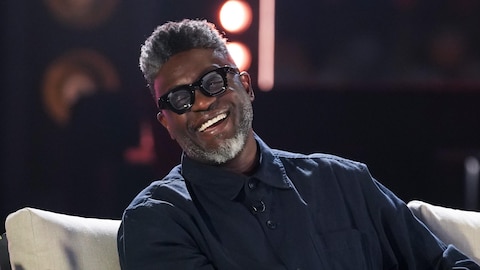 La production est encore jeune / Karine Dufour Corneille souriant sur le plateau de Bonsoir bonsoir.