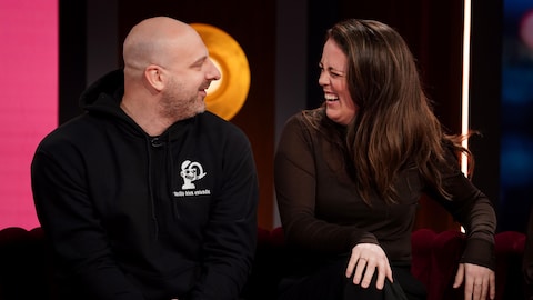 Karine Dufour/La production est encore jeune Thomas Levac et Stéphanie Vandelac se regardent en riant sur le plateau de l'émission Bonsoir bonsoir.