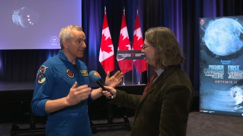 David Saint-Jacques en entrevue avec Jean-René Dufort pour l'émission Infoman.