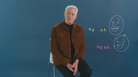 Radio-Canada L'animateur Charles Tisseyre sur un tabouret à côté d'une illustration avec deux visages qui rigolent.