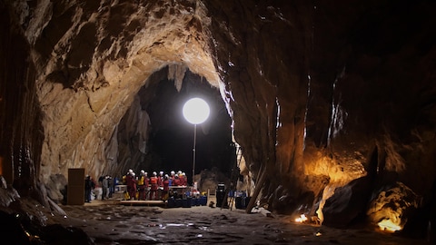Des travailleurs dans une grotte.