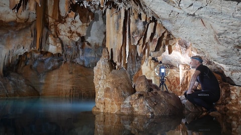 Un homme qui inspecte dans la grotte Cosquer.