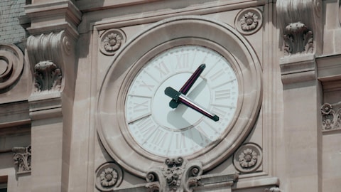 Une horloge qui indique le temps.