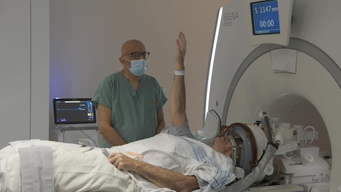 Un patient qui fait de la neurochirurgie par ultrasons.