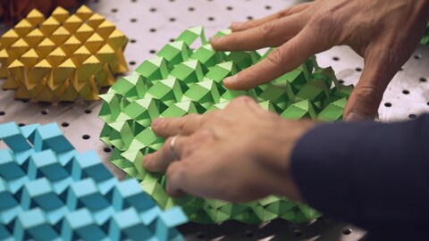 Origami : une technique de pliage de matériaux.