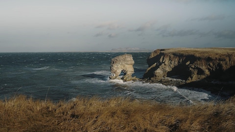 Un trou dans un rocher aux Îles-de-la-Madeleine.