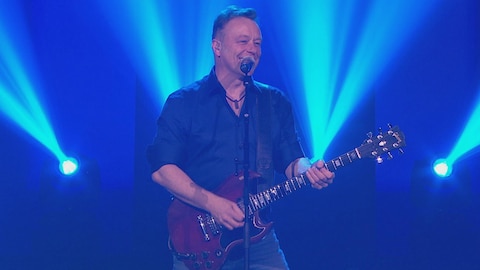 Daniel Boucher chante et joue de la guitare.