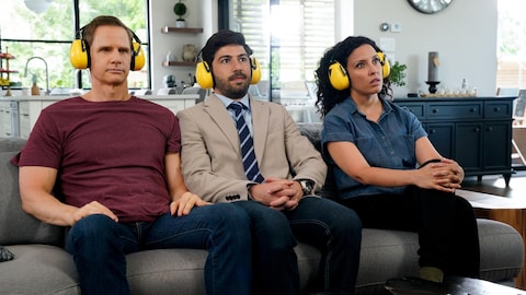 François (François Morency), Alexis et Stéphanie avec des écouteurs sur la tête en train de regarder une émission.