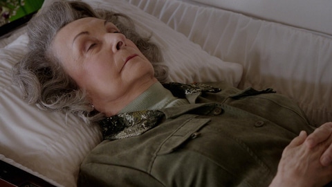 Gervaise est couchée dans un cercueil.
