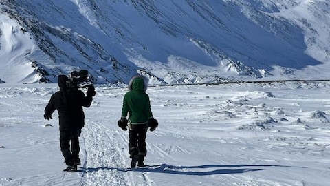 Marie-Eve Cotton marche dehors au Nunavik.