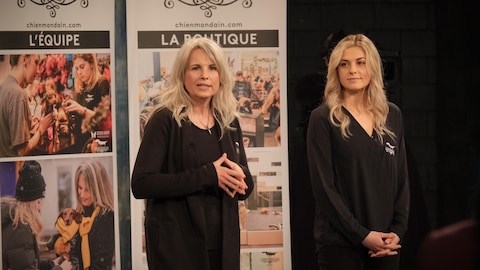 Les deux femmes blondes habillées en noir sur le plateau de l'émission.