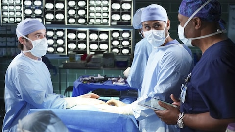 Des chirurgiens dans une salle d'opération.