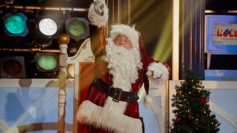 Le père Noël sur le plateau des Enfants de la télé.