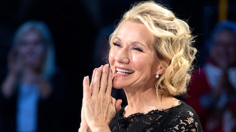 Fair play / Marc-Andre Lapierre Élise Guilbault porte ses mains sur sa bouche en souriant.