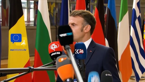 Zone 3 Emmanuel Macron en conférence de presse, les nombreux micros des journalistes cachent son visage.