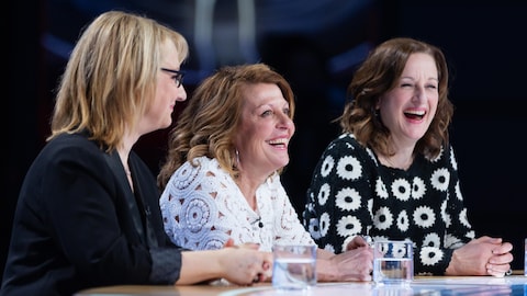 les trois comédiennes tout sourire sur le plateau.