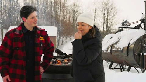 Radio-Canada Myriam Fehmiu est avec un acériculteur à l'extérieur d'une cabane à sucre.