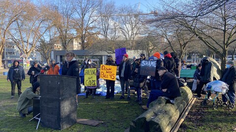Un groupe communautaire de Vancouver demande l'arrêt des expulsions dans les rues et les parcs à l'approche de l'hiver.
