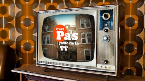 Téléviseur vintage dans lequel est écrit : C'est PAS juste de la TV.