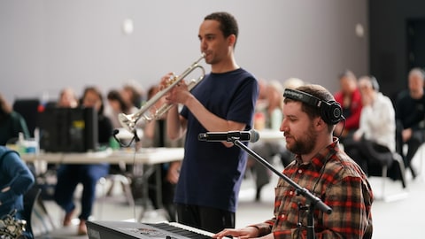 Julie joue de la trompette et Gabriel du piano.