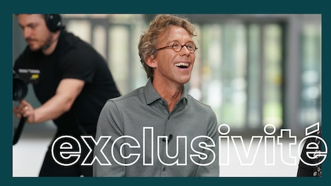 Fred Pellerin regarde la personne devant lui.