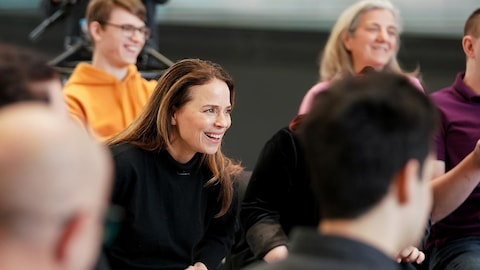 Suzanne Clément est assise avec les participants et participantes.