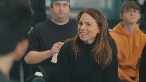 Suzanne Clément face à une personne.