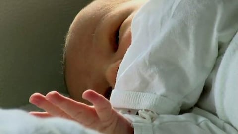 Un bébé naissant est couché.