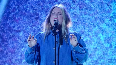 La production est encore jeune / Karine Dufour Fanny Bloom chante sur le plateau de Bonsoir bonsoir.