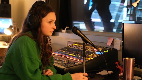 Florence dans le local de la radio étudiante de son école.