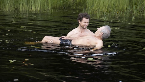 Renaud (Luc Guérin), sur le dos dans le lac.