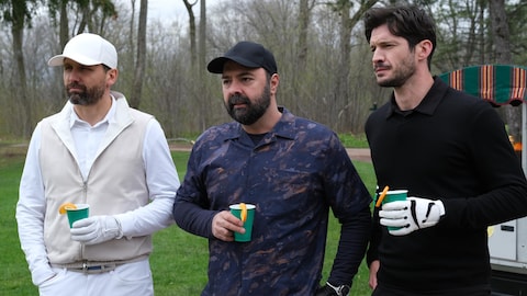 François (Émile Proulx-Cloutier), Patrick (Mani Soleymanlou) et Marc-André (Éric Bruneau) sur un terrain de golf. Ils tiennent un verre dans leur main.